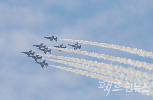 공군 블랙이글스 팀이 KAI가 만든 T50으로 에어쇼를 펼치고 있다. [사진=스페셜경제]