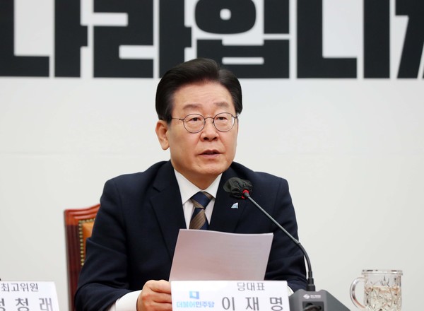이재명 더불어민주당 대표가 16일 오후 서울 여의도 국회에서 열린 최고위원회의에 참석해 검찰의 영장청구와 관련 입장을 밝히고 있다. [사진=뉴시스]