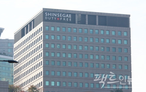 정용진 신세계 부회장은 지난해 영업이익 6454억원을 올려 기존 최고인 전년(5174억원)보다 24.7% 급증했다. 신세계백화점 서울 강남점. [사진=정수남 기자]