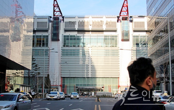 현대백화점은 지난해 매출 5조141억원, 영업이익 3209억원으로 전년보다 각각 40.4%, 21.4% 늘었. 서울 여의도 더현대. [사진=정수남 기자]