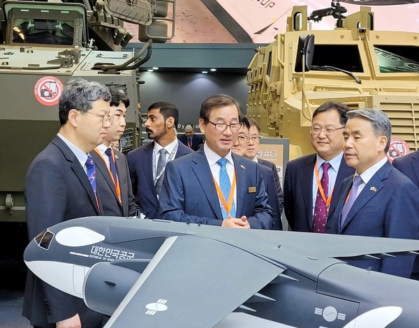 (앞줄 왼쪽 두 번째부터)강구영 사장이 이종섭 국방부 장관에게 무인 수송기에 대해 설명하고 있다. [사진=KAI]