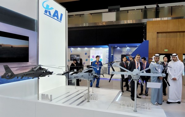 현지 정부 관계자와 관람객 등이 KAI 전시관에서 FA-50, KF-21, 소형무장헬기(LAH), 상륙공격헬기(MAH), 수송기, 수직이착륙무인기 등을 살피고 있다. [사진=KAI]