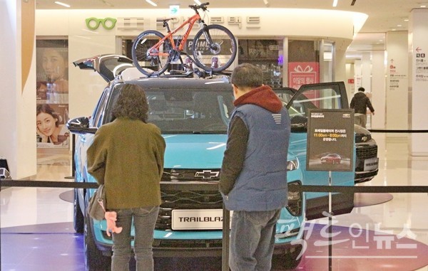 GM의 소형 SUV 트레일블레이저가 지난달 해외에서 1만5311대가 팔렸다. 2020년 1월 국내 진출한 소형 SUV 트레일블레이저가 당시 서울 삼성동 코엑스에서 선보였다. [사진=팩트인뉴스]