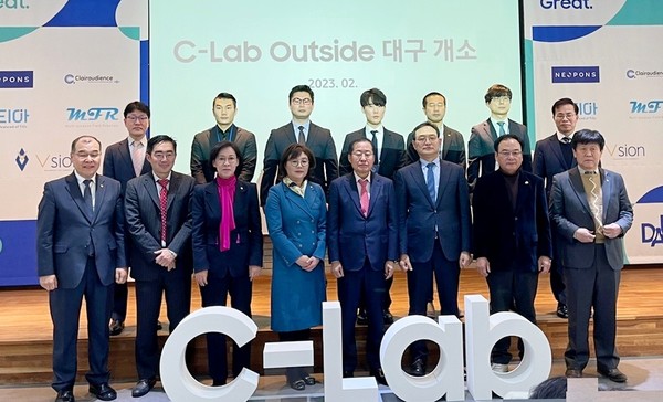 (왼쪽 네번째부터)양금희 의원과 홍준표 대구시장 등이 개소식에서 기념사진을 찍고 있다. [사진=양금희 의원실]