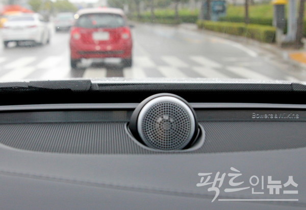 XC90 리차지는 영국의 고급 오디오 브랜드 바우어 앤 윌킨스의 오디오시스템을 탑재해 오케스트라에 버금가는 음향을 지녔다. [사진=정수남 기자]