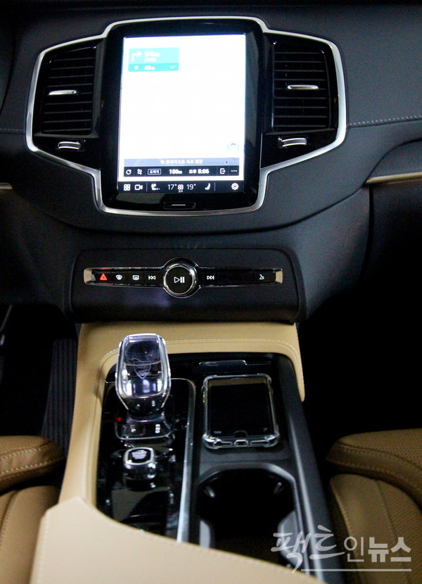 볼보는 XC90 리차지의 모니터를 대형화해 시인성을 크게 개선했다. [사진=정수남 기자]