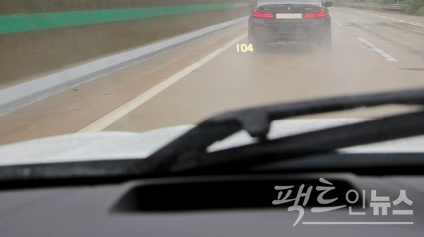 운전자는 계기판에서도 차량 이동 경로를 볼 수 있어, 안전운전이 가능하다. 헤드업디스플레이 기능은 차량 전면 유리에 현재 속도를 나타낸다. 충돌과 추돌 등 긴급 상황시 경고등도 켠다. [사진=정수남 기자]
