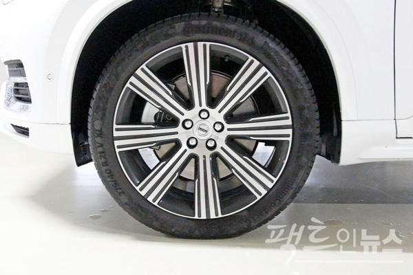 폭 275㎜,, 편평비 40%의 타이어는 21인치 알로이 휠과 함께 XC90 리차지의 외관 디자인을 완성한다. [사진=정수남 기자]