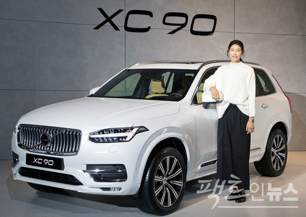 2019년 형 XC90과 당시 XC90 홍보 대사인 배구선수 김연경 씨. [사진=정수남 기자]