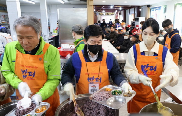 기획재정부 복권위원회와 복권수탁사업자 동행복권, 행복공감봉사단 소속 30명이 취약계층을 위한 무료급식 봉사활동 최근 가졌다. [사진=동해복권]