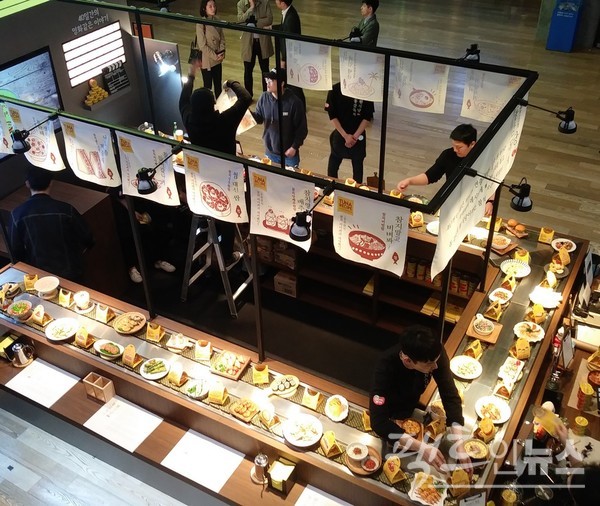 동원F&B는 지난해 참치, 김 등 주력 사업 부문의 꾸준한 성장과 자회사 동원홈푸드의 외형 확장 덕으로 실적이 개선했다. 동원F&B가 서울 삼성동 코엑스에 마련한 참지 요리 행사장. [사진=팩트인뉴스]