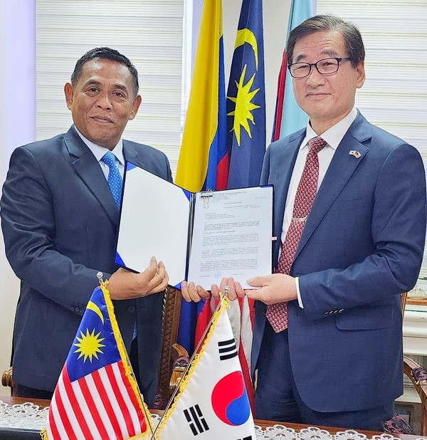 (오른쪽부터)강구영 KAI 사장이 다툭 뮤에즈 말레이시아 국방사무차관과 수출 계약을 맺고 기념사진을 찍고 있다. [사진=KA]