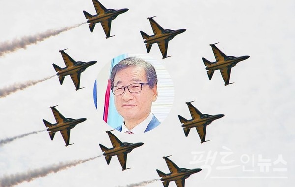 공군 블랙이글스팀이 KAI가 만든 T-50을 몰고 에어쇼를 펼치고 있다. [사진=스페셜경제]