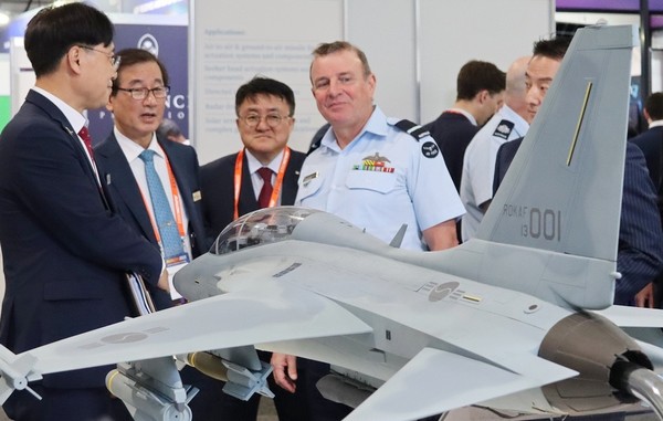 (앞줄 왼쪽 두번째부터)강구영 KAI 사장이 피트 로빈슨 호주 공군 항공전투단장 준장에게 FA-50을 소개하고 있다. [사진=KAI]