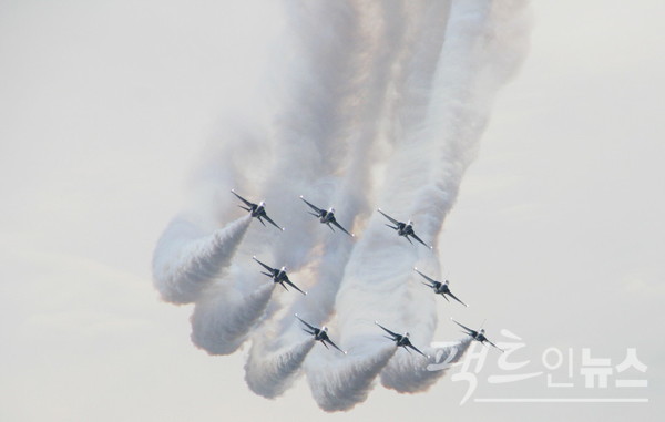 우리 공군 특수비행팀 블랙이글스가 이번 에어쇼에 참가해 T-50 항공기의 뛰어난 성능 직접 알리는 에어쇼를 펼친다. [사진=팩트인뉴스]
