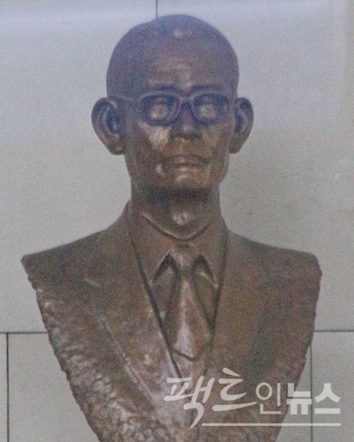 고 박인천 창업주는 금호그룹의 모태인 광주택시를 1946년 시작했다. 종전 서울 새문안로 금호아이사아나그룹 사옥에 있던 고 박인천 회장 흉상. [사진=정수남 기자]