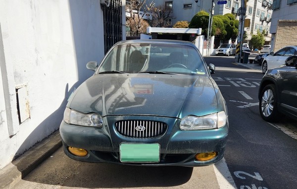 (위 왼쪽부터)6세대 YF쏘나타(2009년～2012년) 택시와 쏘나타Ⅲ((1996년~1998년). 맨 아래도 쏘나타Ⅲ. 극 초반 카메라는 해웅이 타는 쏘나타의 전면 라디에이터그릴을 잡아 현대차 엠블럼을 자주 노출한다. [사진=정수남 기자]