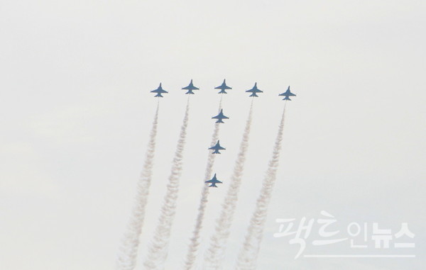 블랙이글스가 T-50을 뜻하는 T자를 만들어 비행하고 있다. [사진=정수남 기자]