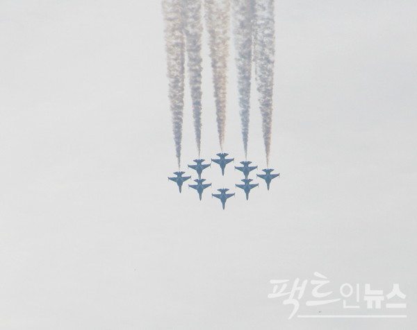 T-50이 공중 곡예를 하다, 급강하한다. 마지막 사진은 가수 비(정태훈 역)와 유준상(이철희 역) 씨가 열연해 2012년 흥행한 ‘알투비:리턴투베이스’를 연상케 한다. 극중 블랙이글스의 조종사인 태훈은 에어쇼 금지 비행 기술인 제로노트(시동을 끄고 급강하하다 지면과 근접해 시동을 켜고 급상승하는 기술)를 감행하다 팀에서 퇴출된다. [사진=정수남 기자]