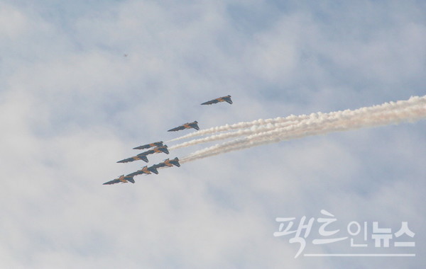 8대의 T-50은 갑자기 솟거나, 떨어지거나, 횡으로 하나처럼 움직인다. [사진=정수남 기자]