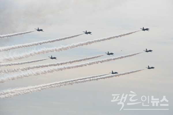 블랙이글스가 손에 땀이 날 정도의 고난도 기술을 선보이면서, 구름 관중의 눈을 즐겁게 했다. [사진=정수남 기자]