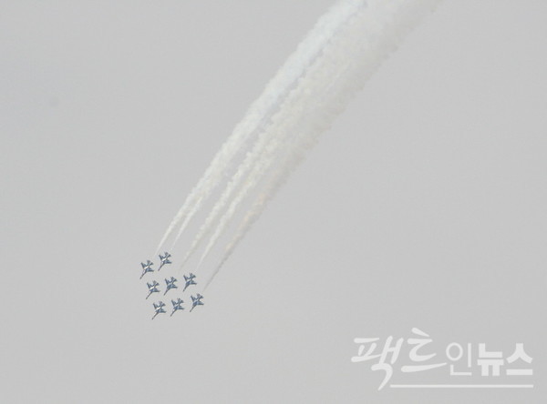 8대의 T-50은 마치 한 몸처럼 하늘을 수 놓는다. [사진=정수남 기자]