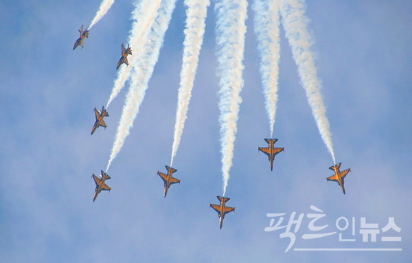 블랙이글스는 한가롭게 하늘을 날다, 고난도 비행 기술을 빠르게 전개했다. [사진=정수남 기자]