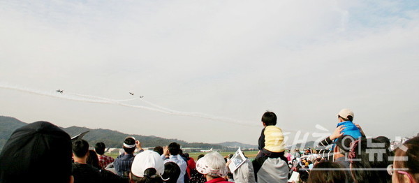 제로노트 기술보다 더 어려운 비행술, 왼편과 오른펀에서 각각 두 대의 T-50이 정면으로 날다, 각각 1대는 교차하고, 각각 1대는 교차점에서 기수를 올린다. [사진=정수남 기자]