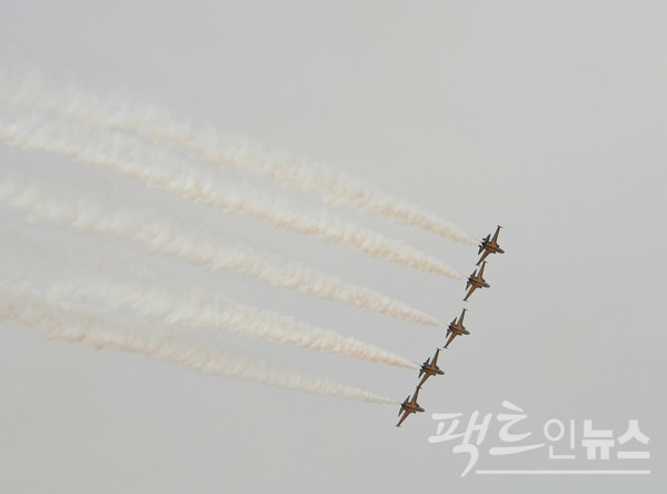 에어쇼의 대미를 장식하기 위해 5대의 T-50이 서울 하늘로 사라지고 있다. [사진=정수남 기자]