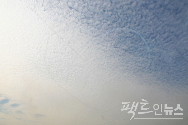 이들 5대 가운데 2대의 T-50이 나타나 무엇인가를 허공에 그리고 있다. 사랑을, 심장을 의미하는 하트다. 반대쪽 하늘에서 대기하던 T-50이 하트의 중간을 뚫는다. 큐피트의 화살이다. 로마신화에서 큐피드는 사랑의 신으로 날개를 달고 있고 사랑의 화살을 쏜다. [사진=정수남 기자]