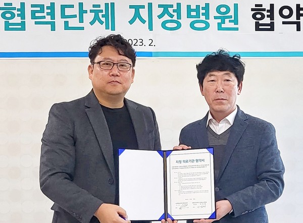 (오른쪽부터)이익희 갑을녹산병원 경영원장과 김성윤 효심데이케어센터 대표가 협력단체 지정병원 협약 이후 기념사진을 찍고 있다. [사진=KBI]