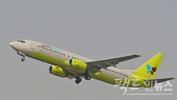 진에어의 지난해 매출은 전년보다 140% 이상 늘었고, 같은 기간 영업손실과 순손실도 두자리수로 개선했다. [사진=정수남 기자]