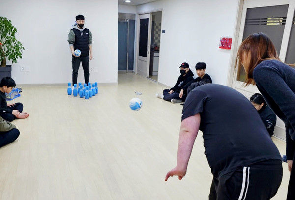 새단장한 하래장애인주간보호센터에서 원생들이 기존에 하지 못하던 공놀이를 하고 있다. [사진=복권기금]