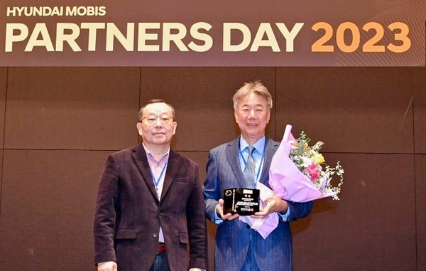 박효상(오른쪽) KBI그룹 회장이 현대모비스의 최우수 협력사 대상을 받고 기념사진을 찍고 있다. [사진=KBI]