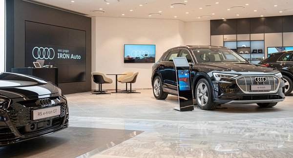 아우디는 (위부터)경기도 의정부전시장과 경남 김해 신세계백화점에 매장을 각각 개설했다. [사진=이우디]