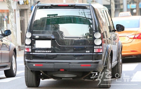 랜드로버의 하얀색 구형 디스커버리가 똑똑똑 극 초반과 중후반 각각 등장한다. [사진=정수남 기자]