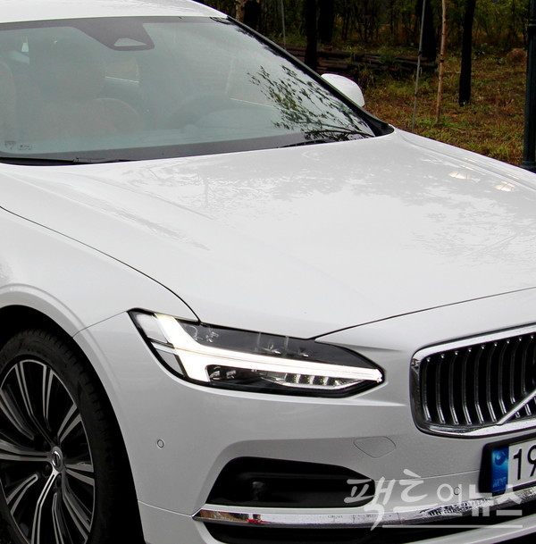 카메라는 극 중반 헤드라이트의 토르 망치 디자인을 잡으면서, 볼보 차량임을 알린다. 다만, 일반인이 볼보 차량인지는 알 수 없다. 볼보 세단 S90의 토르 망치. [사진=정수남 기자]