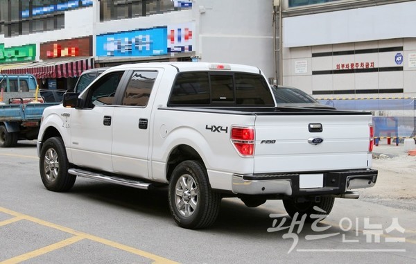 극 종반 앤드류와 웬이 포드 F150을 타고 숲을 탈출하면서 엔딩크레딧이 오른다. [사진=정수남 기자]