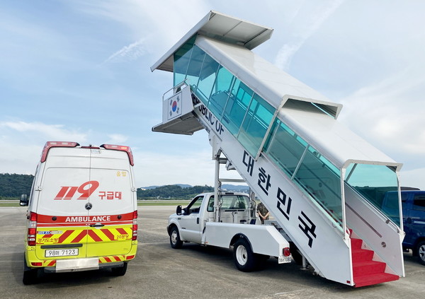 복권기금이 국민의 안전과 코로나19 확산을 방지하기 위해 특수 음압구급차의 확산을 도왔다. 특수 음압구급차의 인천공항 출동 모습. [사진=복권기금]