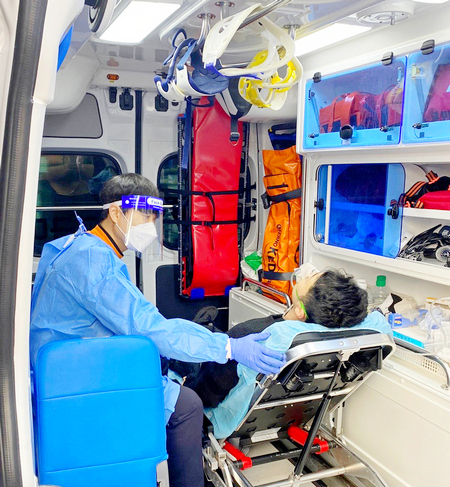 특수목적 음압구급차로 증증 감염병 환자를 이송하고 있다. [사진=복권기금]