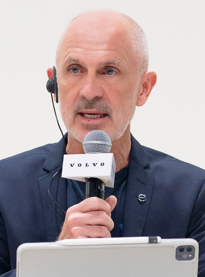 짐 로완 볼보자동차 최고경영자가 자사 전략을 발표하고 있다. [사진=볼보코리아]