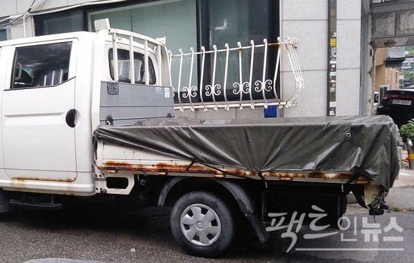 (위부터)거품 도포는 열십자로 문질러야 빈틈이 없고, 이후 지붕부터 물을 뿌려 거품을 없앤다. 세제도 산성으로 차체를 부식하기 때문이다. 차량 부식은 순식간이다. [사진=정수남 기자]