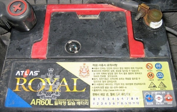 자가 교체가 가능한 배터리도 살펴야 한다. 배터리 단자 주변에 하얀 가루가 묻어 있는 경우(오른쪽), 솔로 닦아내야 한다. 정상적인 배터리. [사진=정수남 기자]