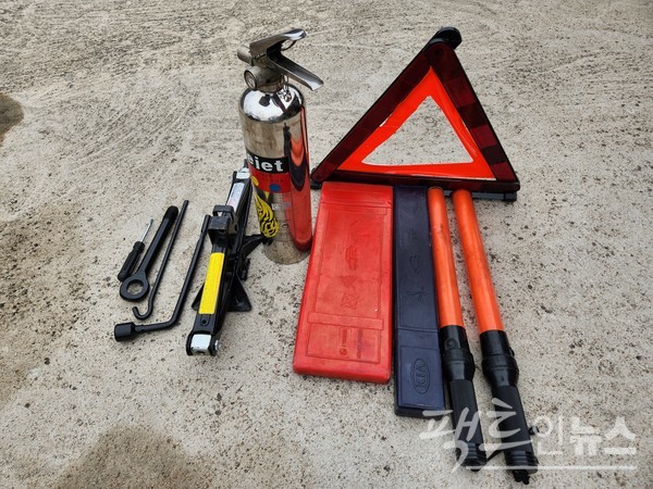 차량 점검시 비상공구, 소회기, 삼각대, 야광봉 등도 챙긴다. [사진=정수남 기자]
