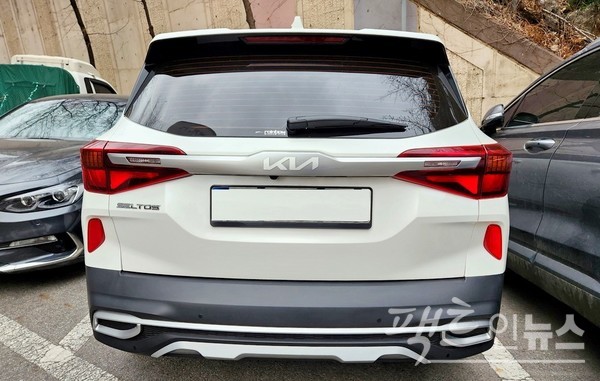 나의 쏘울메이트에서 미소는 기아차 소형 SUV 셀토스를 자신의 애마로 이용한다. [사진=정수남 기자]