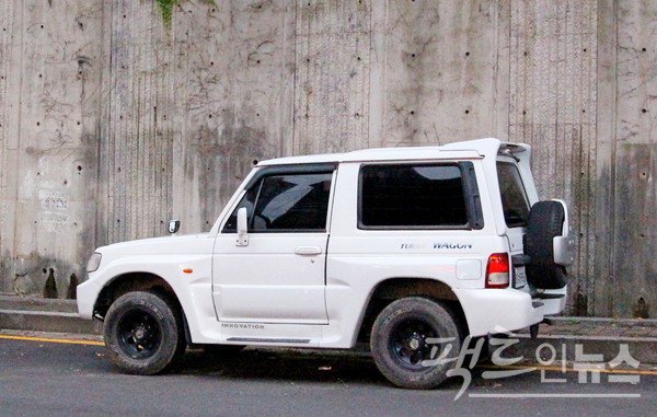 미소는 고등학교를 자퇴하고 남자친구의 갤로퍼를 타고 육지행 배에 오른다. [사진=정수남 기자]