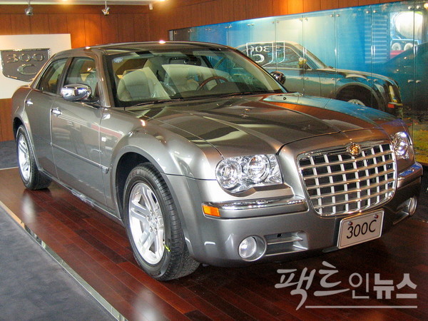 2005년 이후 폭스바겐과 크라이슬러가 대형 디젤 세단 (위부터)페이톤과 300C를 각각 한국에 들여왔지만, 2010년까지 이들 디젤차는 인기가 없었다. 당시 수입차 시장의 주 고객인 부유층이 소음이 심한 디젤차를 꺼려서다. [사진=정수남 기자]