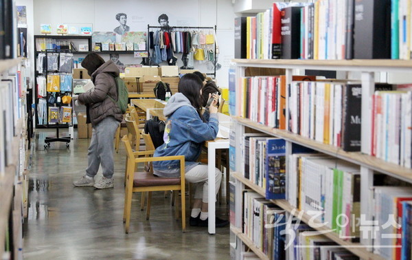 알라딘은 1989년 중고서적 판매 사업을 시작했으며, 현재 DVD와 독서대 등 독서 관련 신제품도 판매하고 있다. 아래 사진 벽쪽에 관련 신제품이 보인다. [사진=팩트인뉴스]