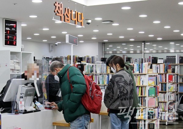 알라딘은 정가의 10% 수준으로 중고 서적을 매입해 최고 80% 선으로 되파는 등 폭리를 취하고 있다. 고객들이 중고 서적을 팔고 있다. [사진=팩트인뉴스]