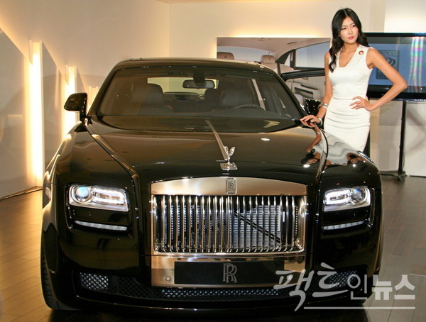 극중 정학의 아버지 정식이 롤스로이스를 타면서 롤스로이스 환희의 여신상 엠블럼과 그리스 파르테논 신전의 기둥을 형상화한 라디에이터그릴이 자주 등장한다. 롤스로이스 고스트. [사진=정수남 기자]